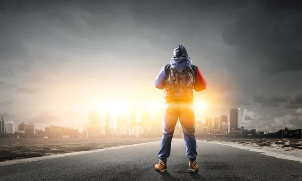 Wanderer mit Stöcken. Gemischte Medien — Stockfoto