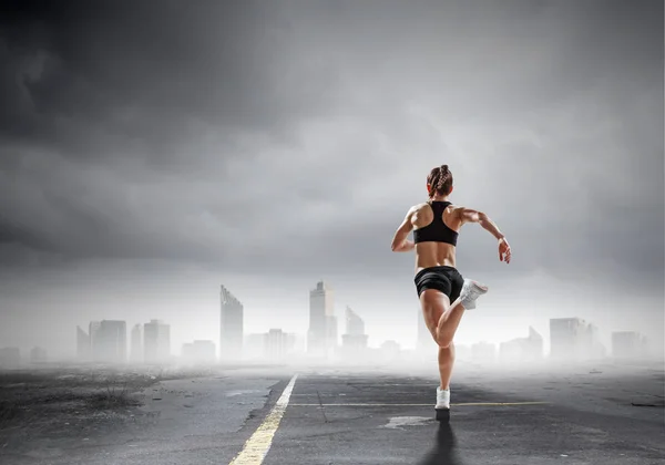 Спортивна жінка біжить на гонки. Змішані носії — стокове фото