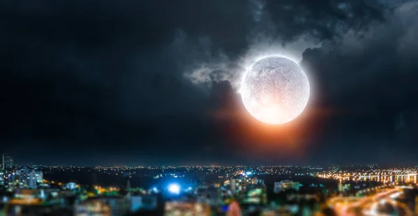 Повний фон місяця. Змішані носії — стокове фото