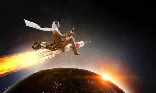 Frau auf Weltraumrakete. Gemischte Medien — Stockfoto
