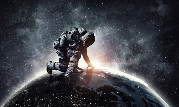 Astronaut beginnen te lopen. Mixed media — Stockfoto