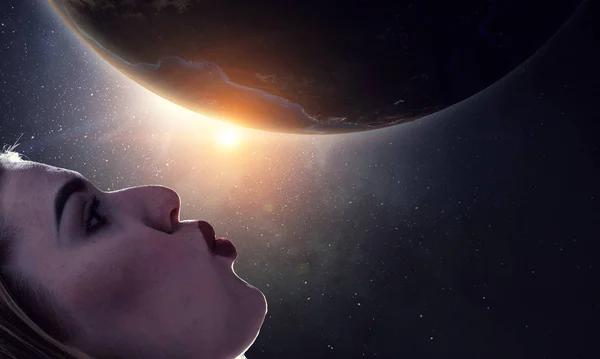 O fată sărută planeta Pământ. Media mixtă — Fotografie, imagine de stoc