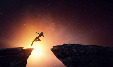 Kadın koşucu zorluk üstesinden. Karışık ortam