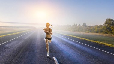 Genç sporcu kadın. Karışık teknik