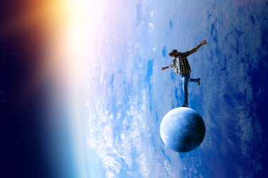 Adam sanal gerçekliği yaşıyor. Karışık ortam