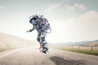 Yönetim Kurulu uçan üzerinde uzay adamı. Karışık teknik