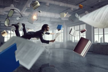 Adam uçar ve dizüstü bilgisayarda çalışır. Karışık ortam