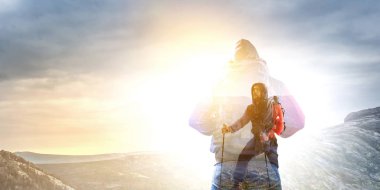 Uzun yürüyüşe çıkan kimse adam dağlarda. Karışık teknik