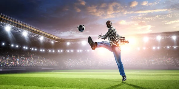 Hombre de fútbol en acción con pelota. Medios mixtos —  Fotos de Stock