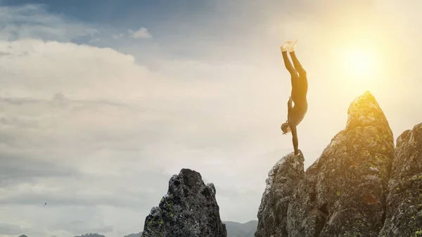 Práctica extrema de yoga. Medios mixtos —  Fotos de Stock