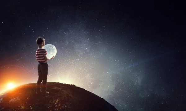 Boy tient la lune. Techniques mixtes — Photo