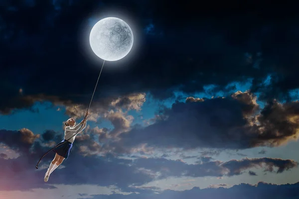 Дівчинка ловить Місяць. Змішані носії — стокове фото