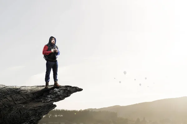 Hiker mannen i bergen. Mixed media — Stockfoto