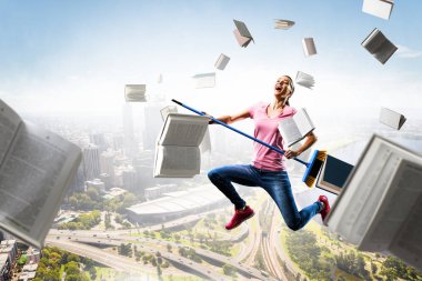 Kadın komik bir temizlik yapıyor. Karışık ortam