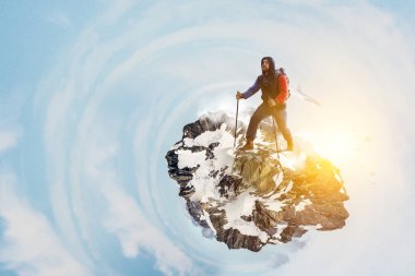 Uzun yürüyüşe çıkan kimse adam sopa ile. Karışık teknik