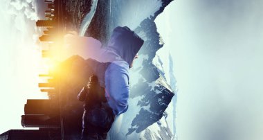 Uzun yürüyüşe çıkan kimse adam dağlarda. Karışık teknik