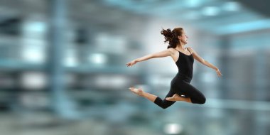 Jimnastikçi kız olarak atlama karışık teknik