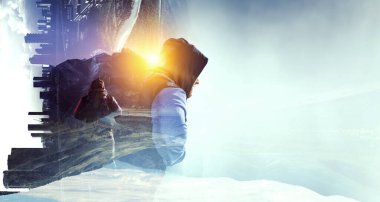 Uzun yürüyüşe çıkan kimse adam dağlarda. Karışık teknik