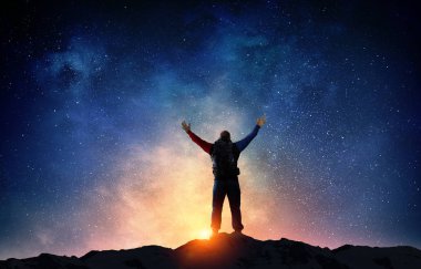 Uzun yürüyüşe çıkan kimse adam dağlarda. Karışık teknik