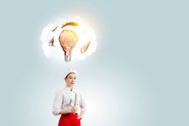 O, yemek pişirmeye deli oluyor. Karışık ortam