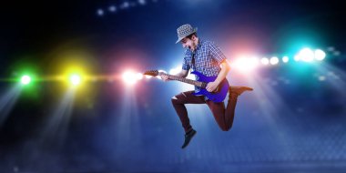 Gitarist konserde. Karışık teknik