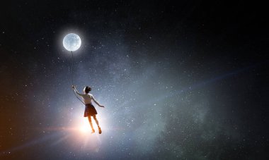 Ay 'a uçan kız çocuğu. Karışık ortam