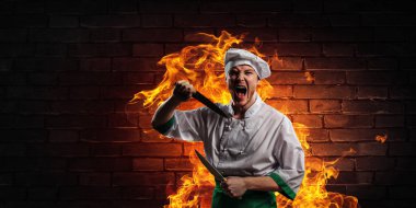 O, yemek pişirmeye deli oluyor. Karışık ortam