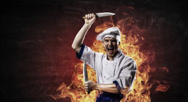 O, yemek pişirmeye deli oluyor. Karışık ortam