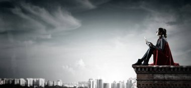 Süper kahraman çatıda. Karışık teknik