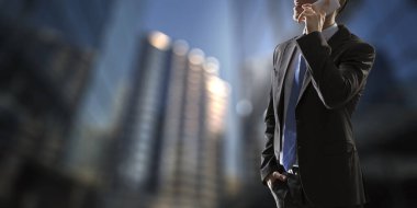 İş adamı cep telefonuyla konuşuyor. Karışık ortam