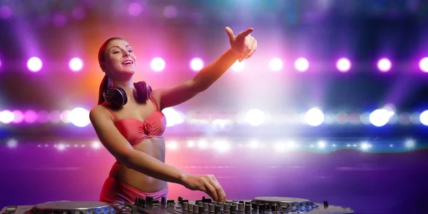 Söt DJ kvinna på konsolen. Blandade medier — Stockfoto