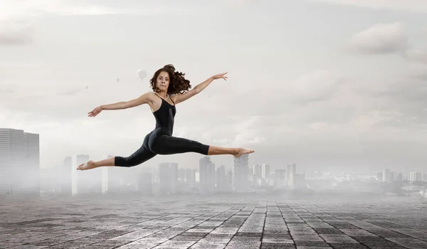 Ginasta menina no salto Mídia mista — Fotografia de Stock