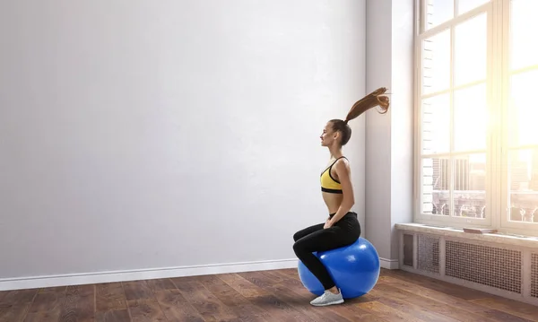 Sportliche Frau auf Fitnessball. Gemischte Medien — Stockfoto