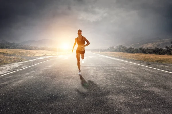 Sportovkyně běžet závod. Kombinovaná technika — Stock fotografie