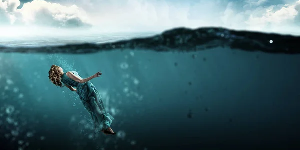 Ballerina donna in acqua blu chiaro — Foto Stock