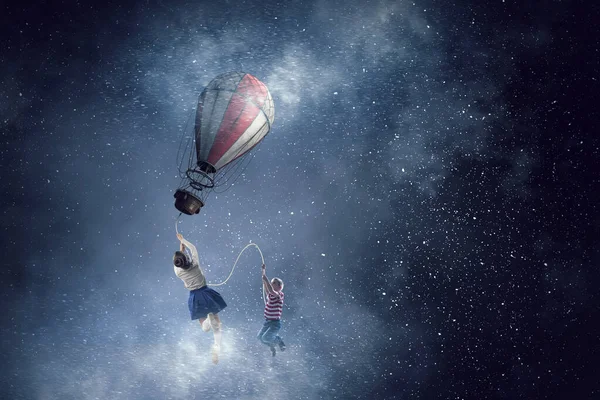 Una chica vuela en el cielo. Medios mixtos —  Fotos de Stock