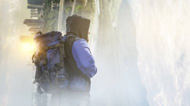 Uzun yürüyüşe çıkan kimse adam dağlarda. Karışık teknik