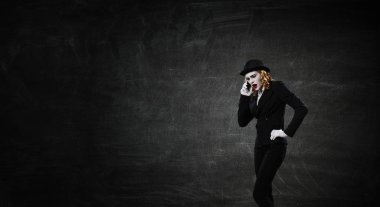 Genç kadın pandomimci. Karışık ortam