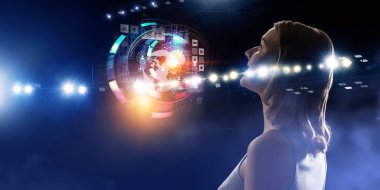 Spot ışıklarına bakan bir kadın. Karışık ortam