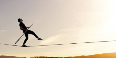 Cesur ropewalker kablosu üzerinde. Karışık teknik