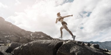 Genç sporcu kadın. Karışık teknik