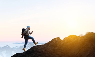 Uzun yürüyüşe çıkan kimse adam dağlarda. Karışık teknik