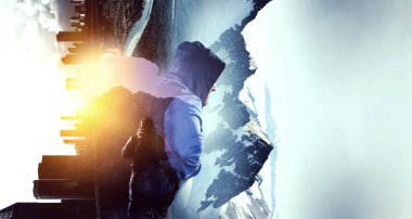 Uzun yürüyüşe çıkan kimse adam dağlarda. Karışık teknik