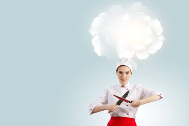 O, yemek pişirmeye deli oluyor. Karışık ortam