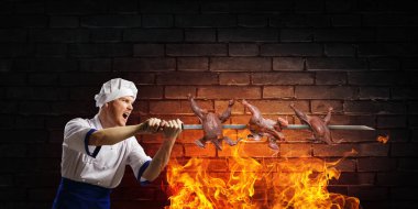 O, yemek pişirmeye deli oluyor. Karışık ortam