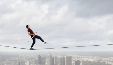 Cesur ropewalker kablosu üzerinde. Karışık teknik
