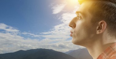 Öpücük veren bir adam. Karışık ortam