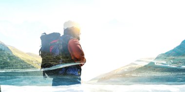 Uzun yürüyüşe çıkan kimse adam dağlarda. Karışık teknik