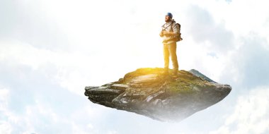 Uzun yürüyüşe çıkan kimse adam sopa ile. Karışık teknik