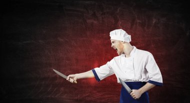 O, yemek pişirmeye deli oluyor. Karışık ortam